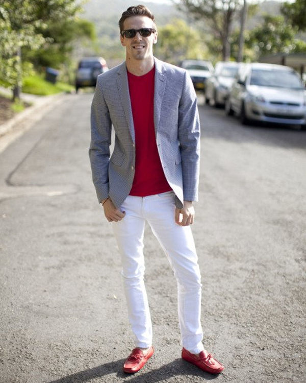 Белые брюки красная рубашка